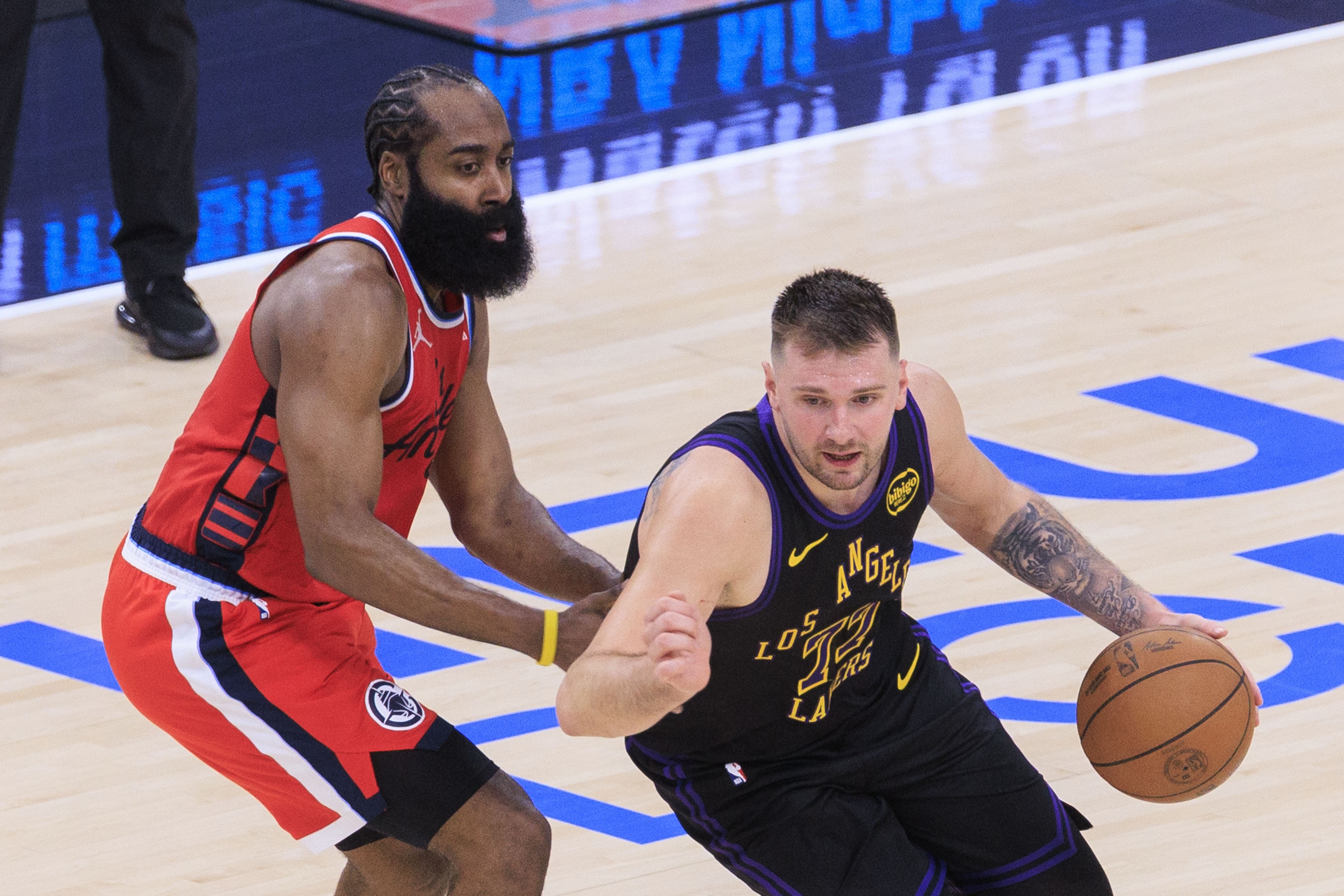 世界杯比赛观看软件-徐静雨:哈登尽显领袖能力 依旧压制东契奇 后者完全就是眼神防守