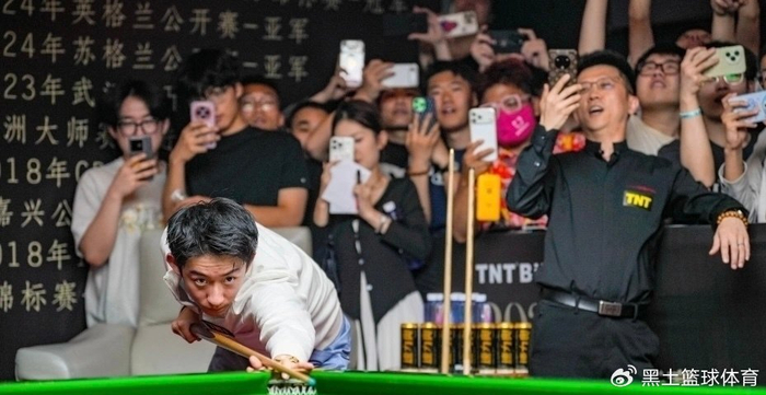 吴宜泽被迫营业！深夜与球迷合影面无笑容 现场主持大喊：别碰他 别说|斯诺克世锦赛|肖恩·墨菲|世锦赛|墨菲|兰州_新浪体育_新浪新闻